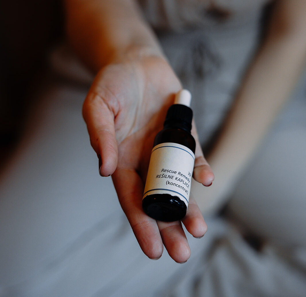 Personalizirana mešanica Bachovih kapljic za podporo čustvom